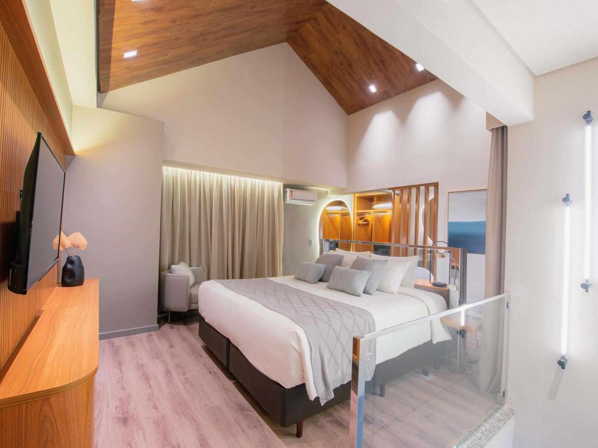Suíte king superior com 1 cama king-size e 2 de solteiro ou 2 king-size