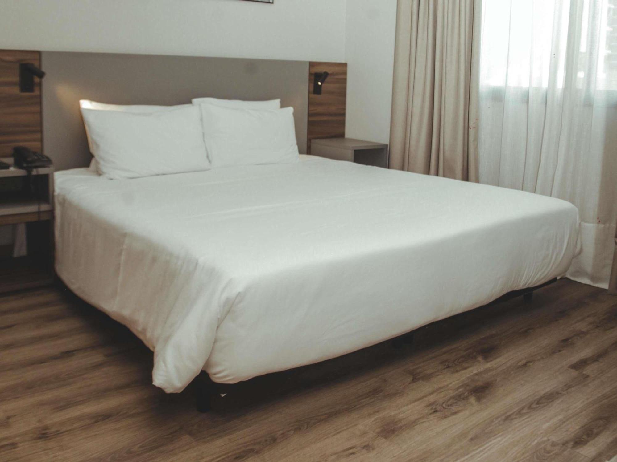 Apartamento executivo com cama king-size e varanda